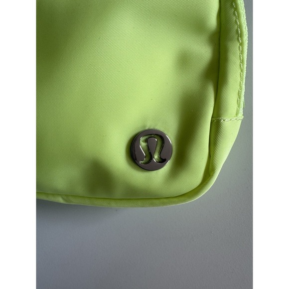 New Lululemon Everywhere Belt Bag Neon Adjustable Strap FZAP NWT - Picture 2 of 9